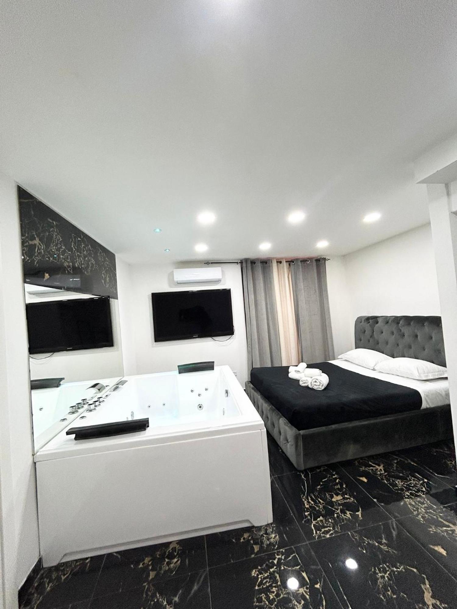 Valentino Luxury Suites Napoli Dış mekan fotoğraf